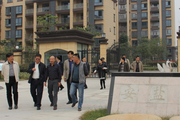 王書(shū)記一行參觀安鹽曲陽(yáng)國(guó)際小區(qū)